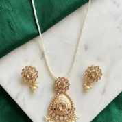 Kundan-cream-pendant-set