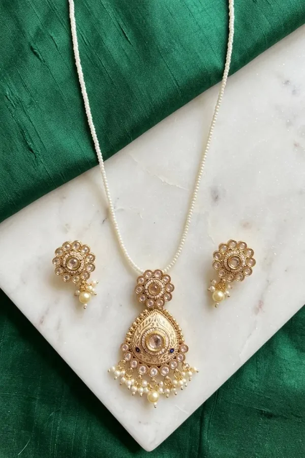 Kundan-cream-pendant-set