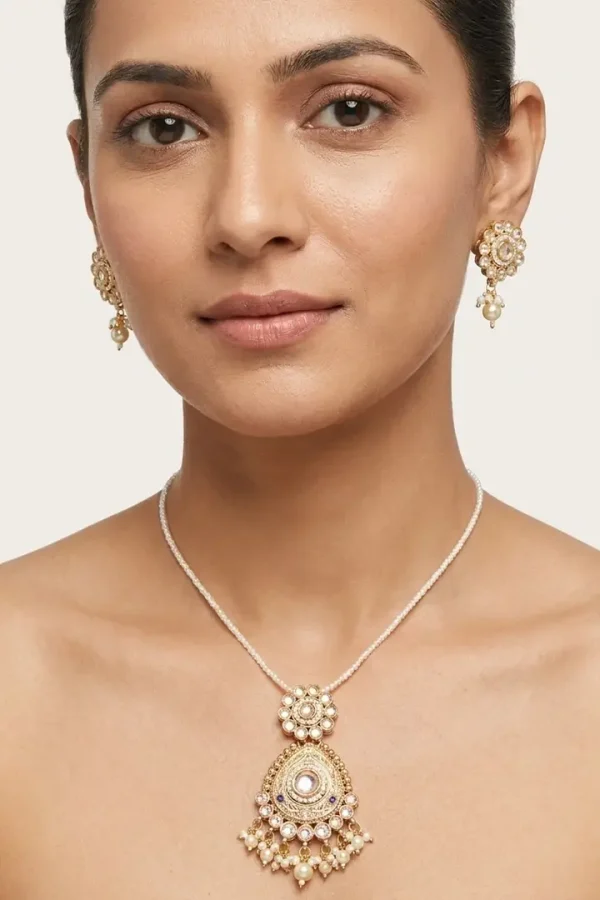 Kundan-cream-pendant-set